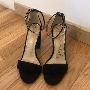 Yaro Block Heel Sandal in black suede